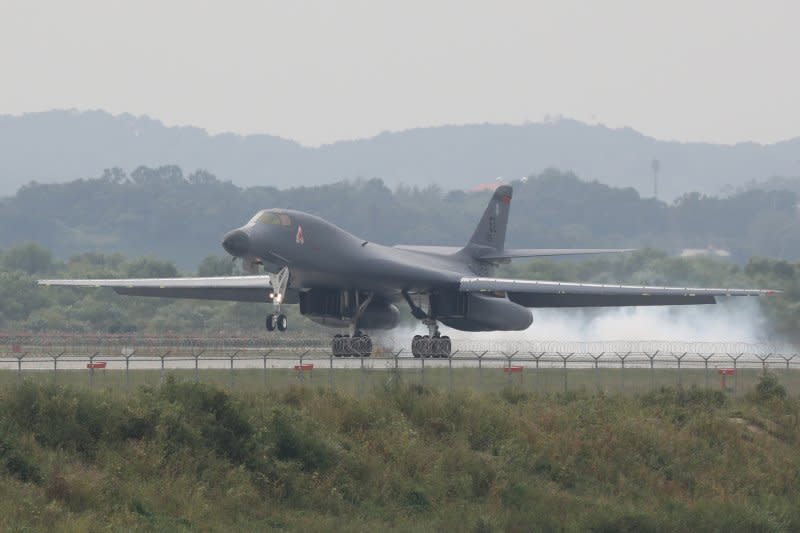 美軍B-1B「槍騎兵式」超音速重型戰略轟炸機（B-1B Lancer）飛抵南韓，在烏山空軍基地降落（AP）