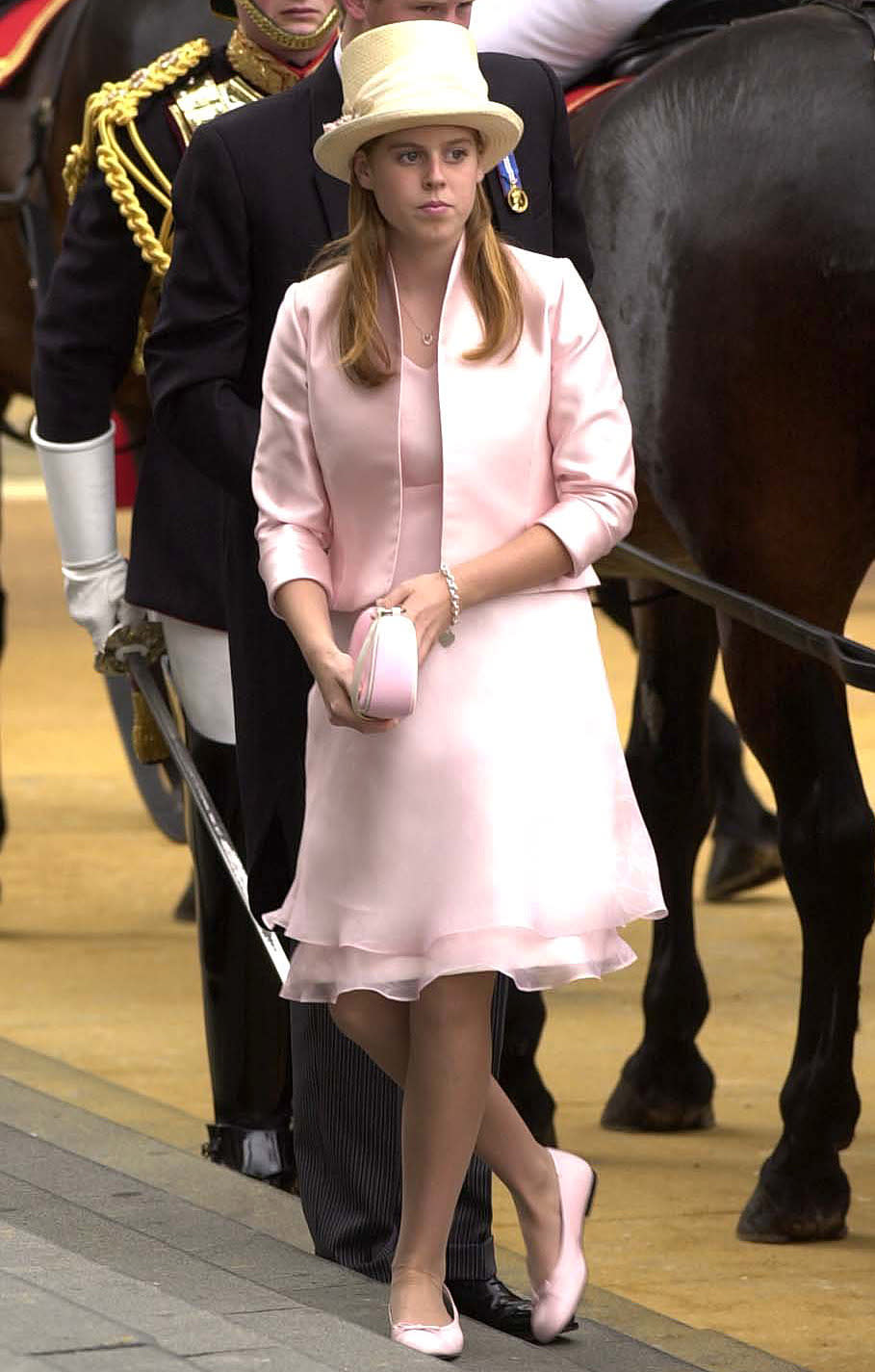 Die wenigsten Mädchen mit 14 Jahren haben schon ihren eigenen und passenden Style gefunden. Auch Prinzessin Beatrice hatte in diesem Alter nicht immer die besten Outfits an. In Schweinchenrosa und mit einem beigefarbenen Zylinder besuchte die Queen-Enkelin 2002 einen Gottesdienst.