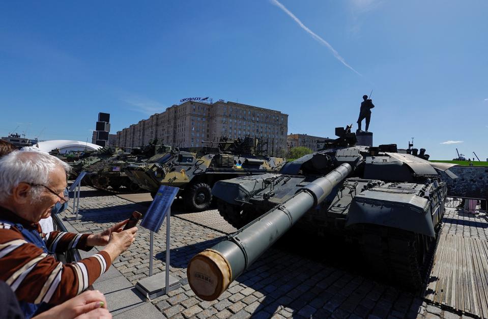 2024年5月1日，在俄羅斯莫斯科勝利公園展出烏克蘭的蘇聯製T-72坦克。路透社