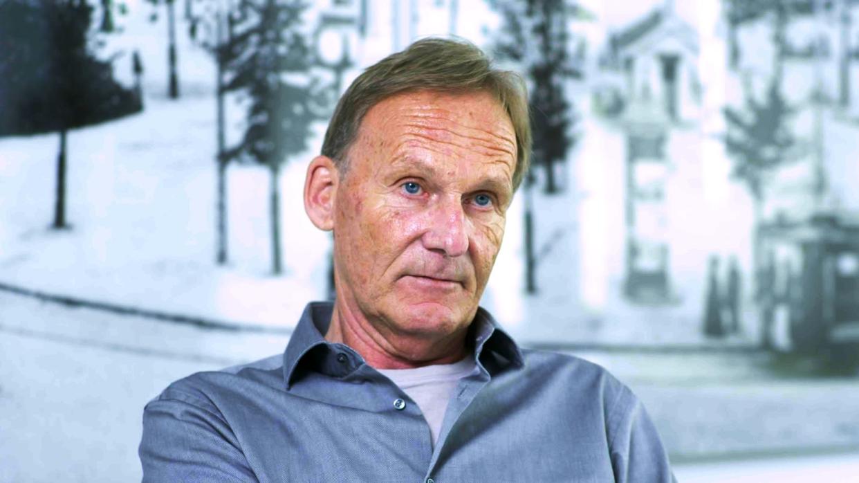 Hans-Joachim Watzke ist einer von zahlreichen Zeitzeugen, der sich im Sky-Dokumentarfilm "Der Anschlag - Angriff auf den BVB" an den Anschlag auf den BVB-Mannschaftsbus von  2017 erinnert. (Bild: Sky / Constantin Dokumentation)