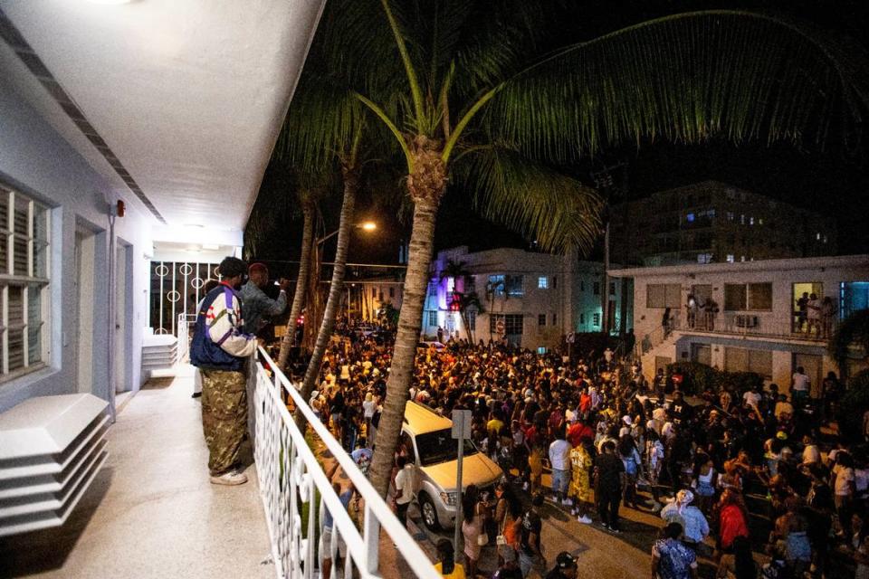 Una multitud festeja en un barrio residencial mientras un altavoz emite música una hora después del toque de queda en Miami Beach, Florida, el domingo 21 de marzo de 2021. Cuando la policía de Miami Beach cerró Ocean Drive, montones de personas se dirigieron hacia el oeste, hacia Alton Road, antes de que algunos arrestos disolvieran a la multitud.