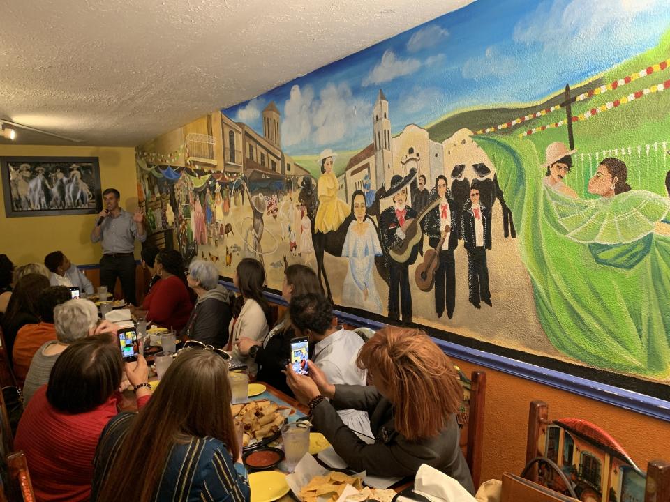 Beto O'Rourke speaks to Virginia Democrats at a Mexican restaurant in Dumfries, Virginia. (Photo: Igor Bobic / HuffPost)