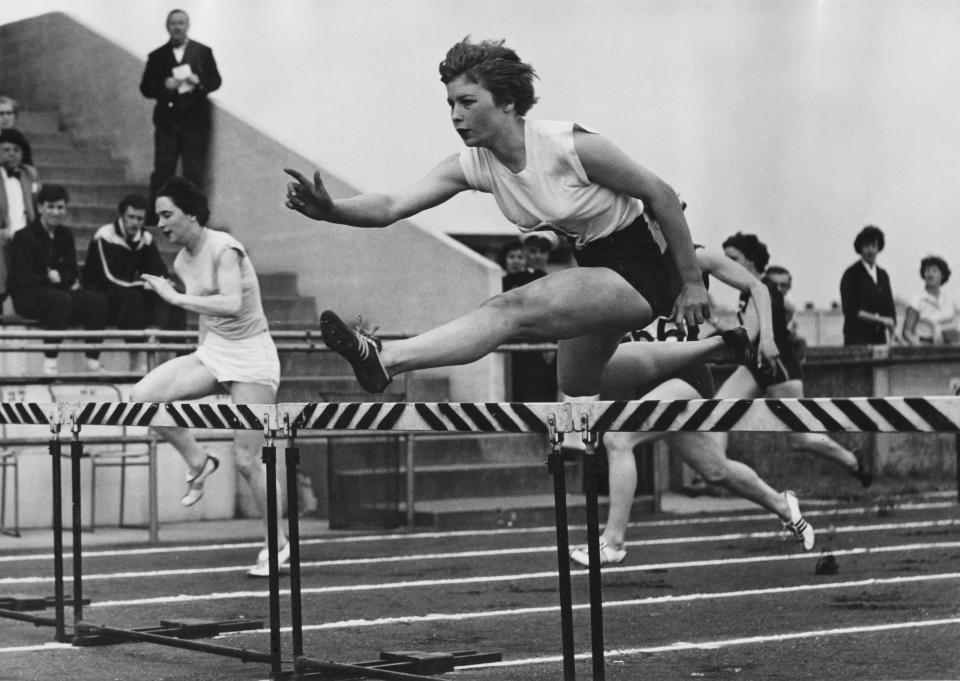 <p>In den Sechzigerjahren setzte man auch in der Leichtathletik auf High Waist: Die Sportoutfits der Damen im Hürdenlauf unterschieden sich sehr vom heutigen Dresscode. (Bild: Getty Images) </p>