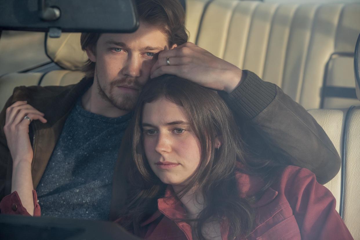 “Conversations with Friends” L Nick (Joe Alwyn) and Frances (Alison Oliver), are not bound in their relationships.