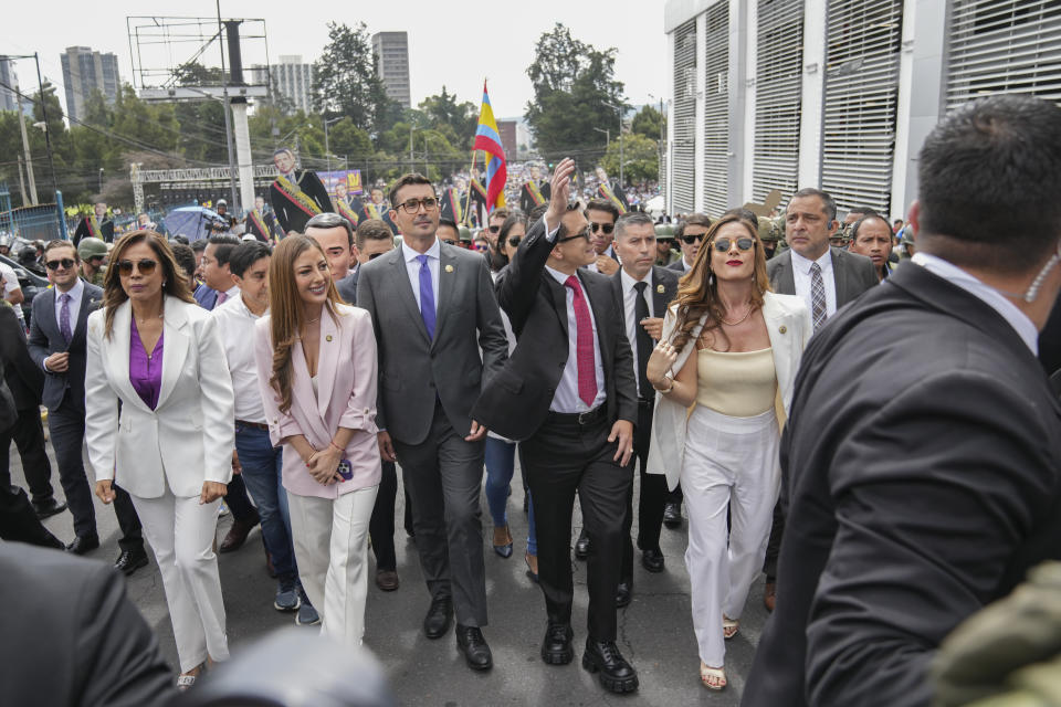 El presidente ecuatoriano Daniel Noboa saluda mientras camina hacia la Asamblea Nacional para presentar su primer informe a la nación después de seis meses en el cargo en Quito, Ecuador, el viernes 24 de mayo de 2024. (AP Foto/Dolores Ochoa)