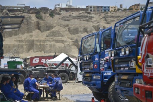 Los mecánicos del equipo de camiones holandés DAF, descansan luego de poner a punto las máquinas para el rally Dakar, en una playa en Magdalena, Lima, el 2 de enero de 2013. (AFP | ernesto benavides)