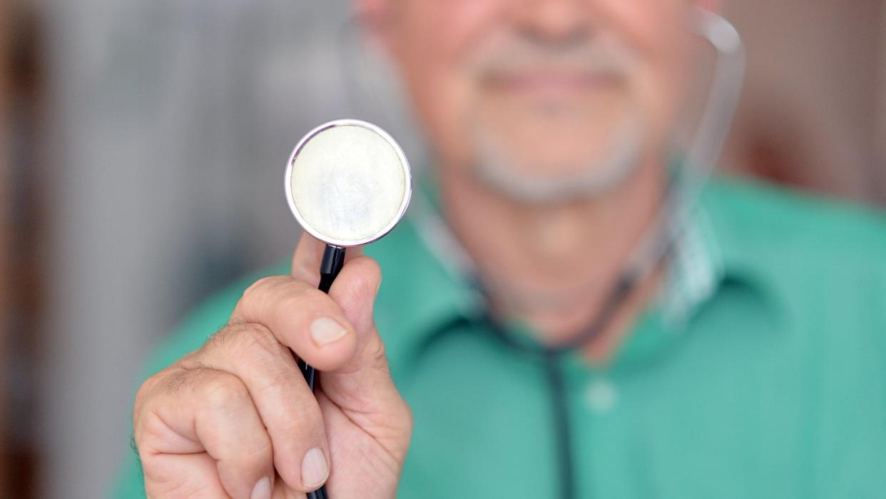 Wenn alle Bürger in die gesetzliche Krankenversicherung einzahlten, könnten die Beiträge einer Studie zufolge deutlich geringer ausfallen.