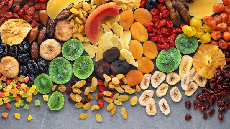 Mixture of dried fruits