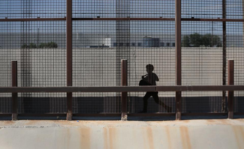 EL PASO, Texas - Un nino Guatemalteco corre al lado de una cerca en la frontera entre El Paso y Ciudad Juarez el Viernes, Junio 28, 2019. El nino, no estando seguro si ha llegado al los Estados Unidos, trata de evadir el ejercito Mejicano mientra busca una manera de adentro del E.E.U.U.