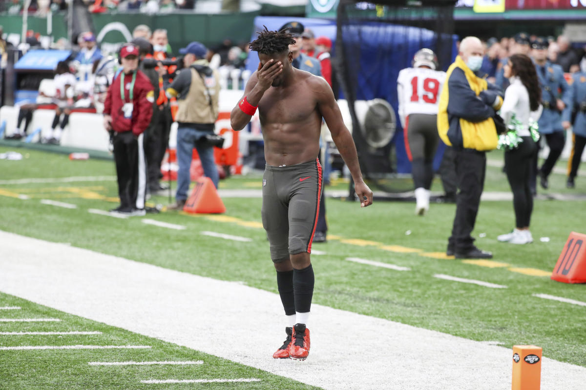 Bucs' Antonio Brown Works Out on Airplane [Watch]