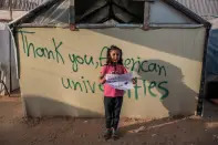 <p>Mientras la niña agradece a los estudiantes estadounidenses en el campamento de refugiados de Rafah, los jóvenes norteamericanos justificaron sus protestas con una multiplicidad de motivos. Según un reportaje del New York Times, las manifestaciones en contra de la guerra en Gaza se basan en un principio de justicia, pero los objetivos de las distintas agrupaciones estudiantiles son muy diversos. Algunos luchan contra el maltrato policial, el maltrato a los pueblos indígenas, la discriminación hacia los afroamericanos o el impacto del calentamiento global. (Photo by Jehad Alshrafi/Anadolu via Getty Images)</p> 