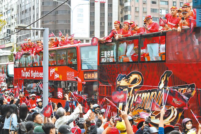 味全龍隊26日全體隊職員乘車遊行北市街頭慶祝封王且答謝球迷熱情應援。（鄭任南攝）