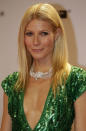 Gwyneth Paltrow lleva toda su vida luciendo vertiginosos escotes en la alfombra roja, incluso sin sujetador. Es lo bueno de no tener mucho pecho. La oscarizada actriz, además, es todo un ejemplo de que se puede seguir siendo sexy pasados los 40. (Foto: Gtres).