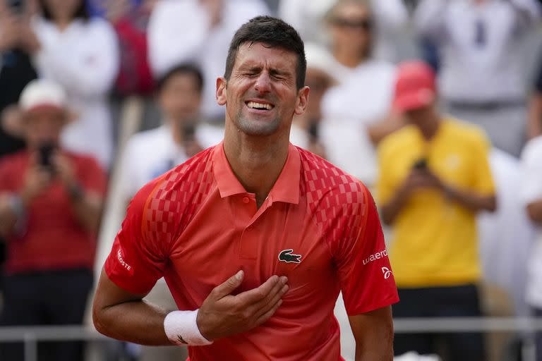 Novak Djokovic le rinde tributo al público en el medio de tanta emoción: alcanzó su 23er major