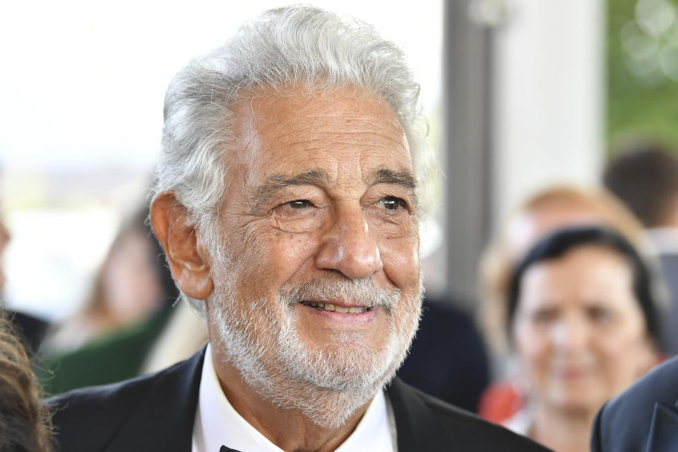 El tenor Plácido Domingo llega a la alfombra roja previo a la entrega del Premio Austriaco de Teatro Musical en el aeropuerto de Salzburgo, Austria, el jueves 6 de agosto de 2020. El cantante recibirá un premio a la trayectoria en la ceremonia. (Foto AP/Kerstin Joensson)