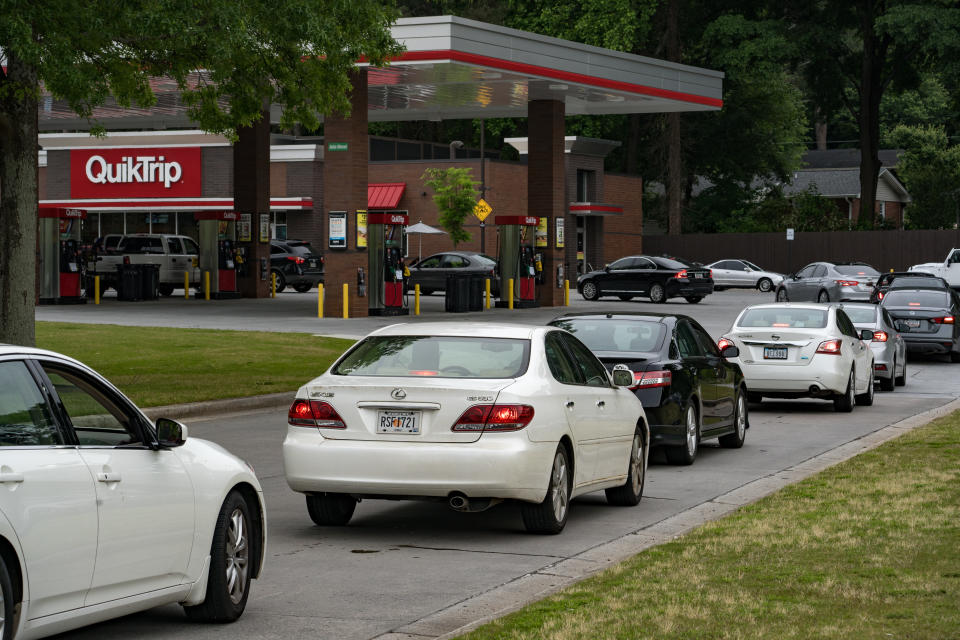 Largaa filas de automóviles en una estación de gasolina en Atlanta, Georgia. (Photo by Megan Varner/Getty Images)
