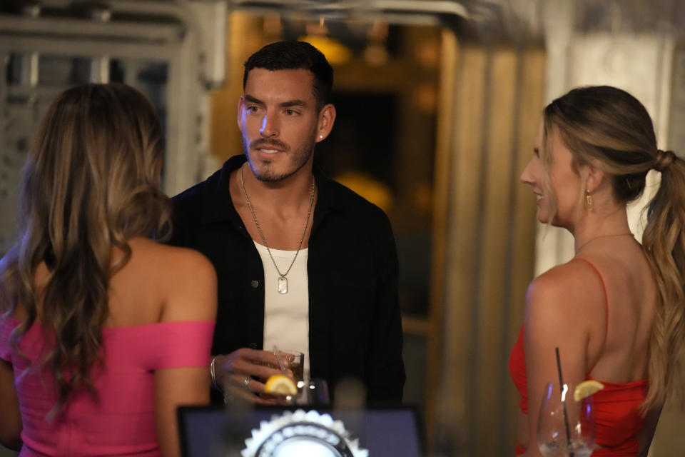 Mexican soccer star Sebastián Fassi talks with two women.