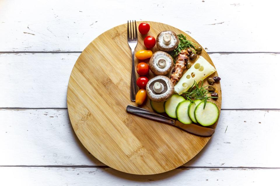 vegetables on round chopping board, symbol for intermittent fasting