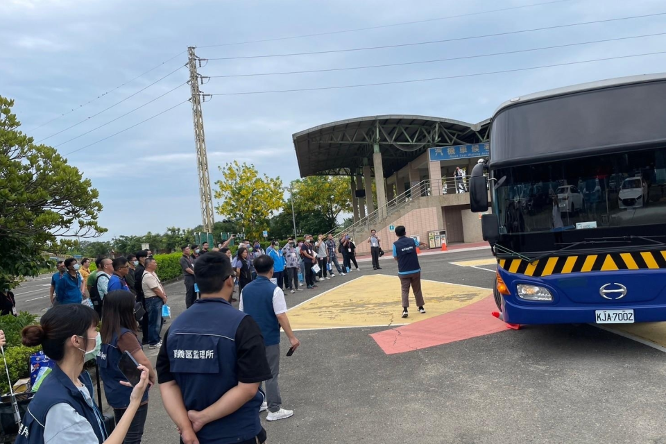 與會學員體驗大型車視野死角及內輪差範圍