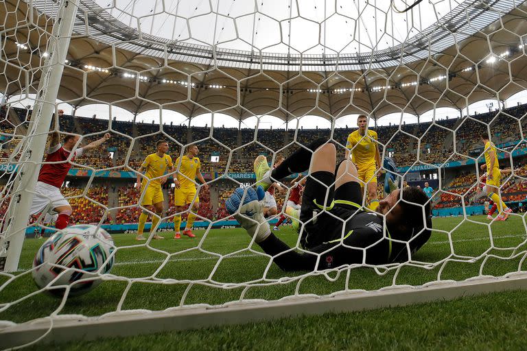 El arquero ucraniano Heorhiy Bushchan no puede impedir el gol de Christoph Baumgartner, de Austria.