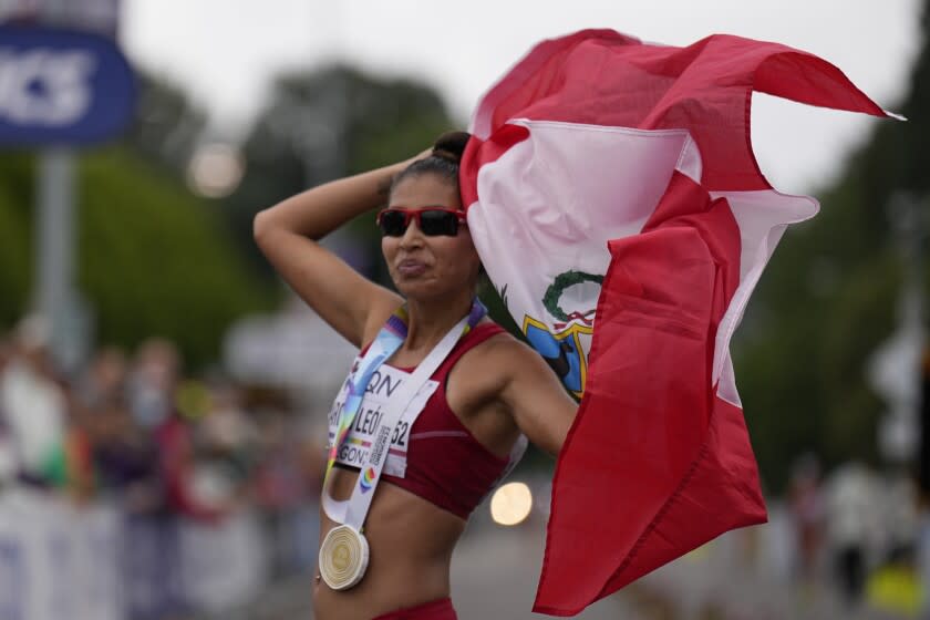 La peruana Kimberly García celebra tras ganar los 35 kilómetros de marcha en el Mundial de atletismo, el viernes 22 de julio de 2022, en Eugene, Oregon (AP Foto/Charlie Riedel)
