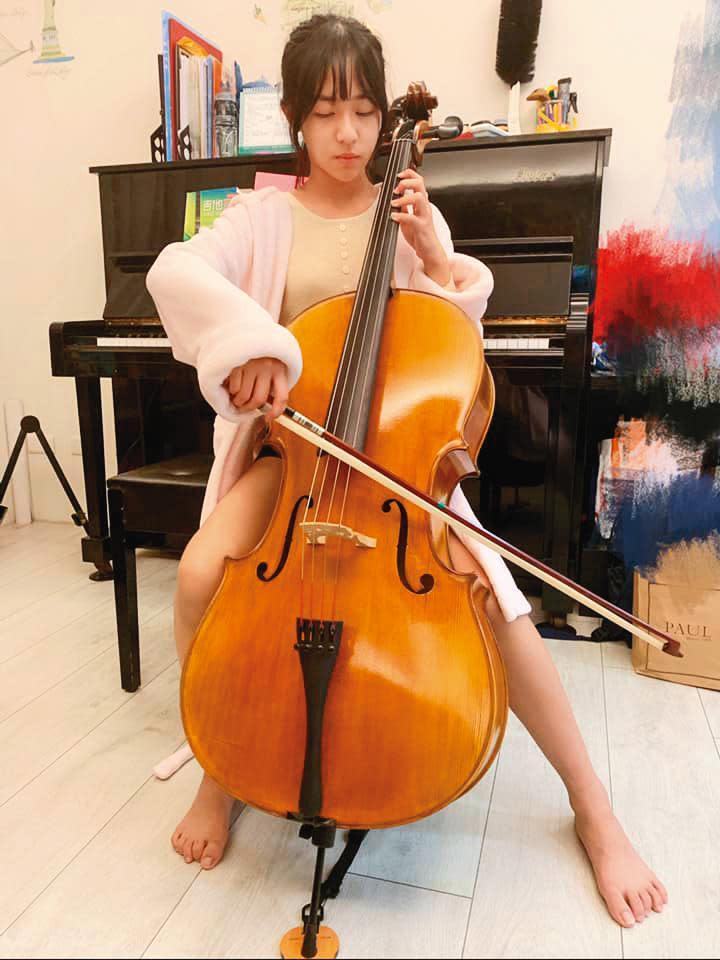 麥語彤從小就學習大提琴，多方發展才藝。（翻攝自麥語彤臉書）