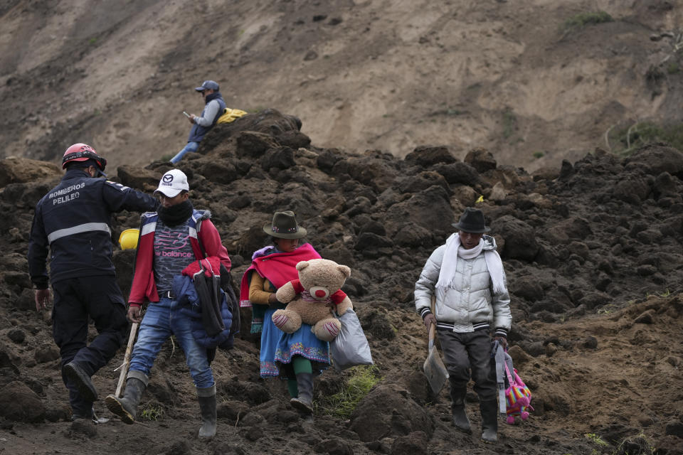 Residentes caminan en un área barrida por un deslizamiento de tierra en Alausí, Ecuador, el martes 28 de marzo de 2023, después de que una avalancha enterró decenas de casas y mató al menos a siete personas. (AP Foto/Dolores Ochoa)