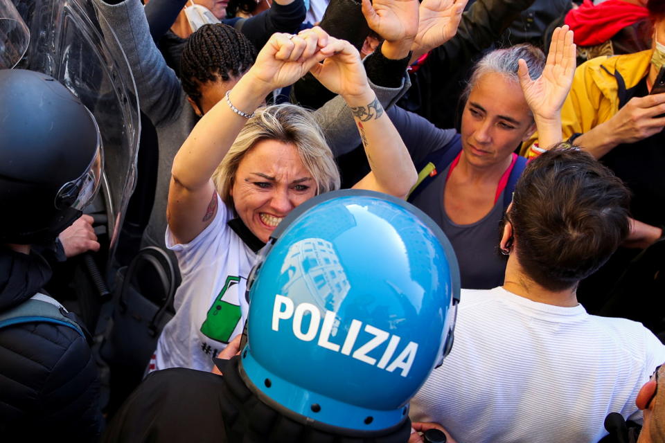 新冠疫情還在延燒，義大利政府對商家祭出防疫限制，引發業者不滿，與警方爆發衝突。圖片來源：Reuters。