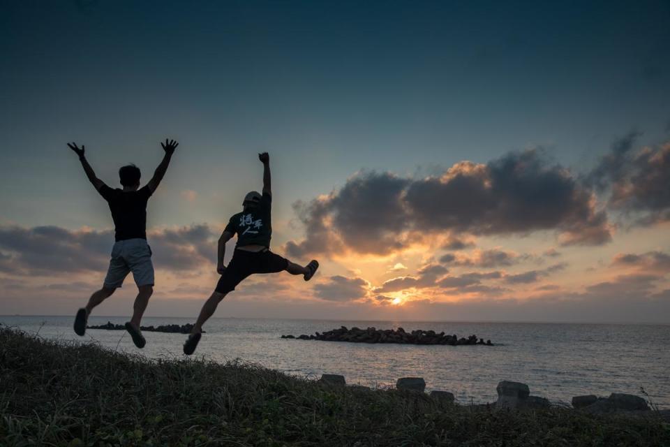 爬上燈塔旁的沙丘草堆上，能夠看到遼闊海景，還可以拍張勵志照片。