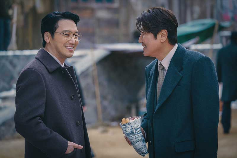 韓國國寶級影帝宋康昊（右）直誇《逆貧大叔》劇本非常棒。（Disney+提供）
