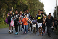 Un grupo de migrantes camina en un intento de llegar a Estados Unidos, cerca de El Cinchado, Guatemala, el miércoles 15 de enero de 2020 en la frontera con Honduras. (AP Foto/Moisés Castillo)