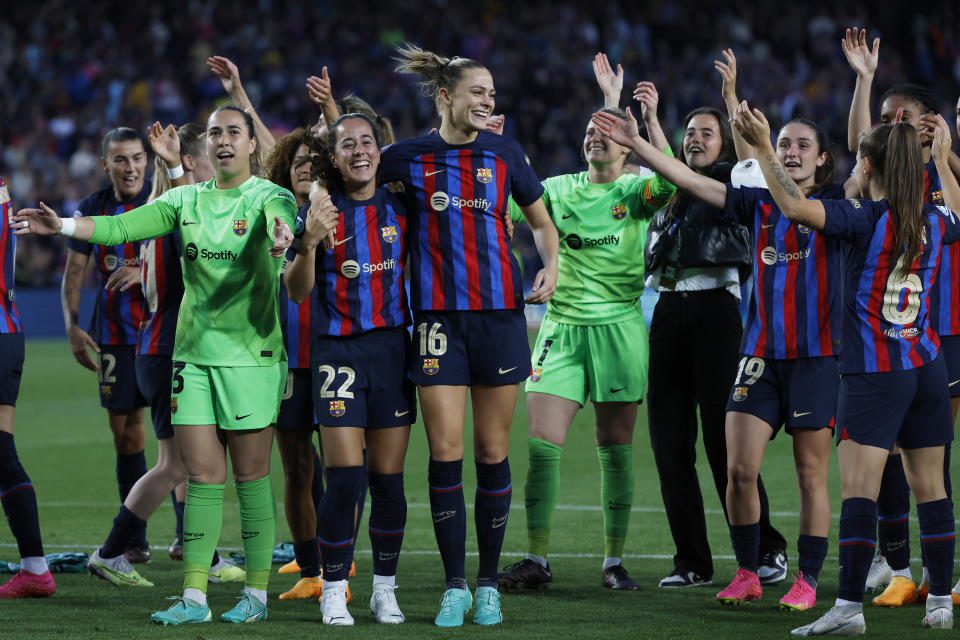 Las jugadoras del Barcelona tras el empate 1-1 contra Chelsea para avanzar a la final de la Liga de Campeones femenina, el jueves 27 de abril de 2023, en el estadio Camp Nou. El Barcelona ganó 2-1 en el marcador global. (AP Foto/Joan Monfort)