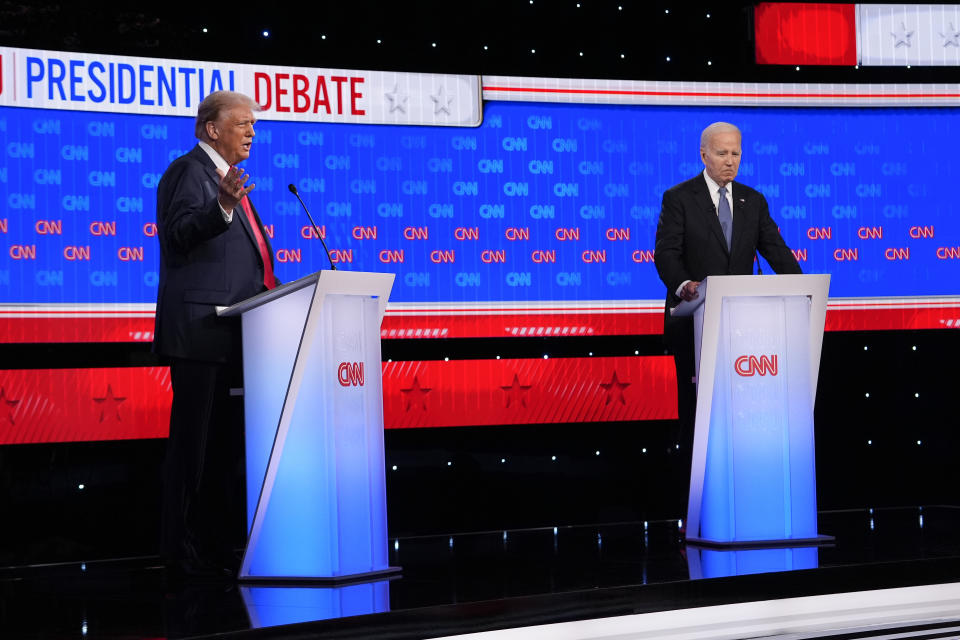 El presidente Joe Biden (derecha) escucha mientras el candidato republicano a la presidencia, el expresidente Donald Trump habla durante el debate presidencial realizado por la cadena CNN, el jueves 27 de junio de 2024, en Atlanta. (AP Foto/Gerald Herbert)