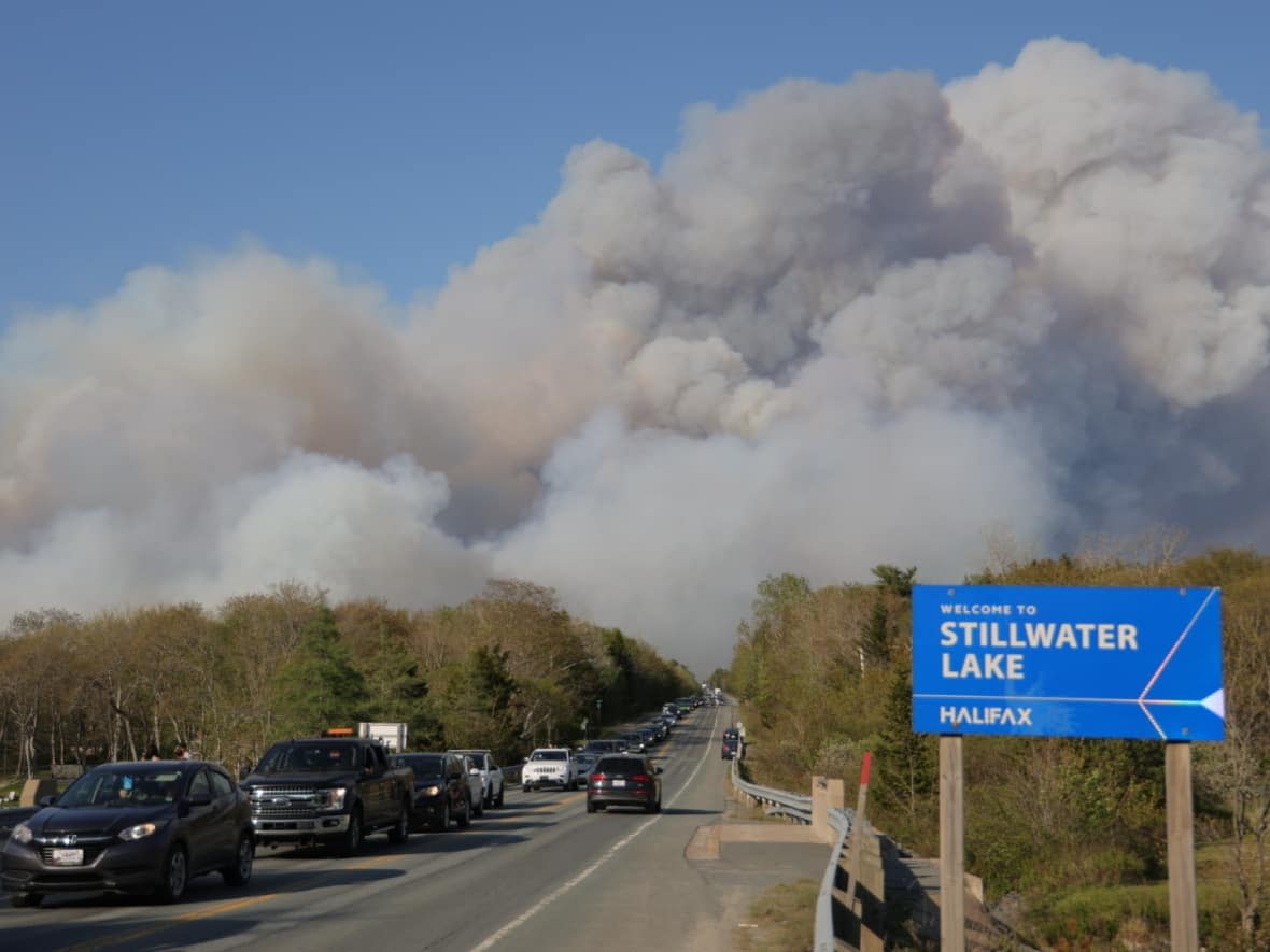 Vehicles line a road Sunday during the evacuation of the Upper Tantallon area due to a wildfire. (Jeorge Sadi/CBC - image credit)