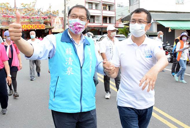 前北市議員羅智強（右）為國民黨屏東縣長參選人蘇清泉站台，盼藍軍歸隊、打贏年底選戰。（林和生攝）