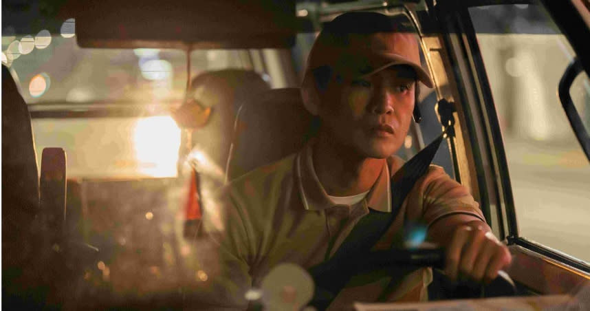 黃鐙輝飾演物流司機，半夜親自開貨車上路。（圖／ TVBS）
