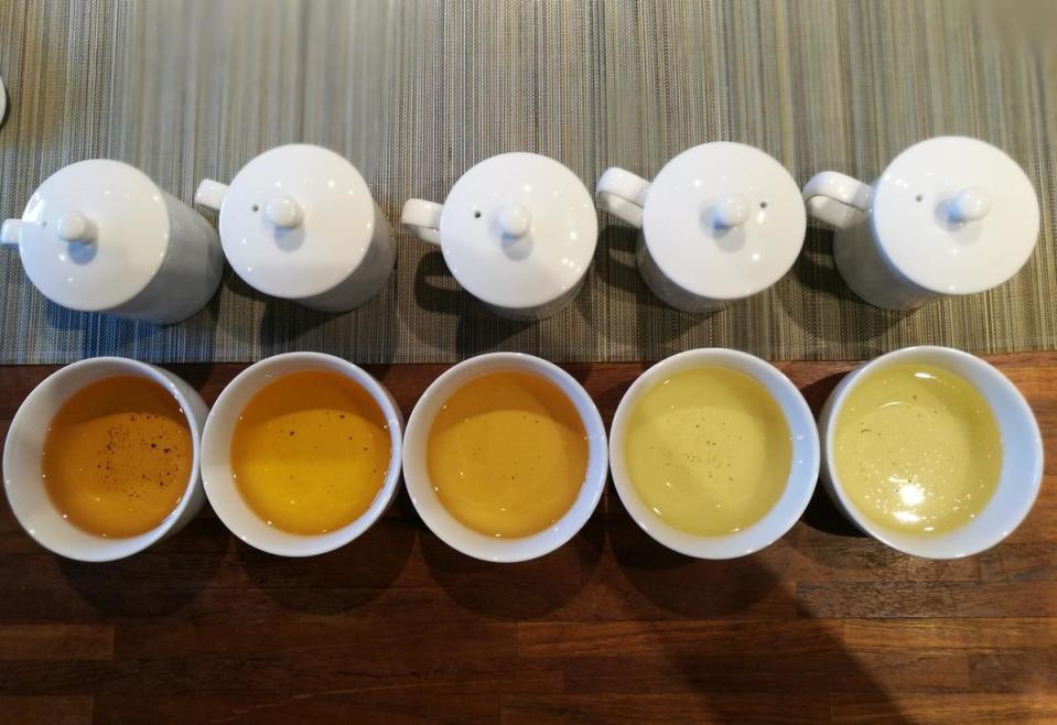 桌上擺放著5款茶，有包種茶、東方美人及鐵觀音，茶香，茶色、茶味各有風韻。
