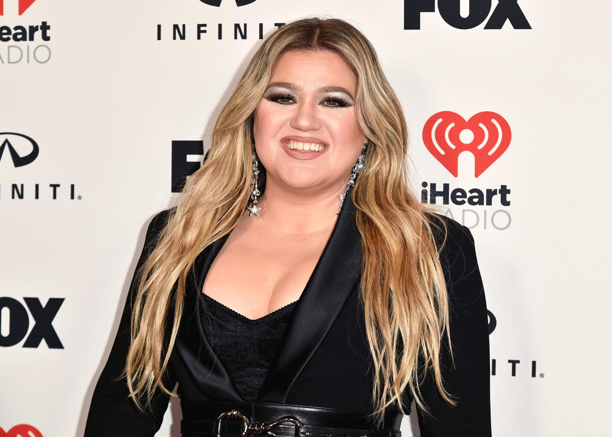 ‘F–k You and Your Dad’: Kelly Clarkson Throws Shade at Ex Brandon ...