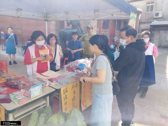 宜蘭家扶中心舉辦「無窮世代新春義賣」在宜蘭市五穀廟，民眾到場力挺。（宜蘭家扶中心提供）