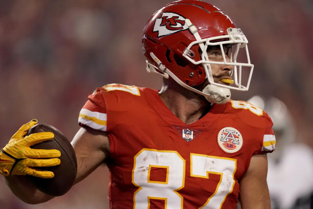 Chiefs hold on for wild 30-29 victory over rival Raiders