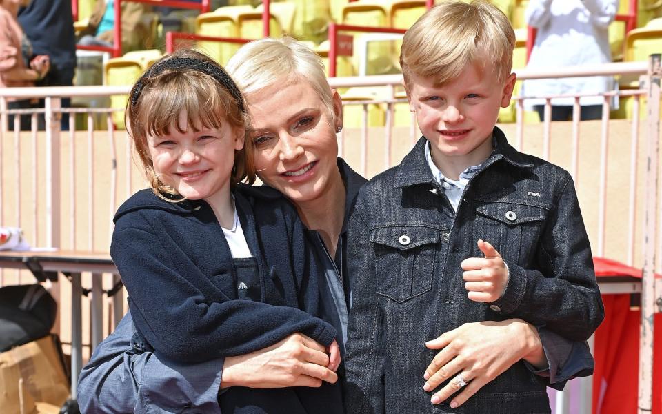 Sie sind die Zukunft von Monaco: Die Zwillinge Gabriella und Jacques mit ihrer Mutter Fürstin Charlène. (Bild: 2022 Getty Images/Pascal Le Segretain)