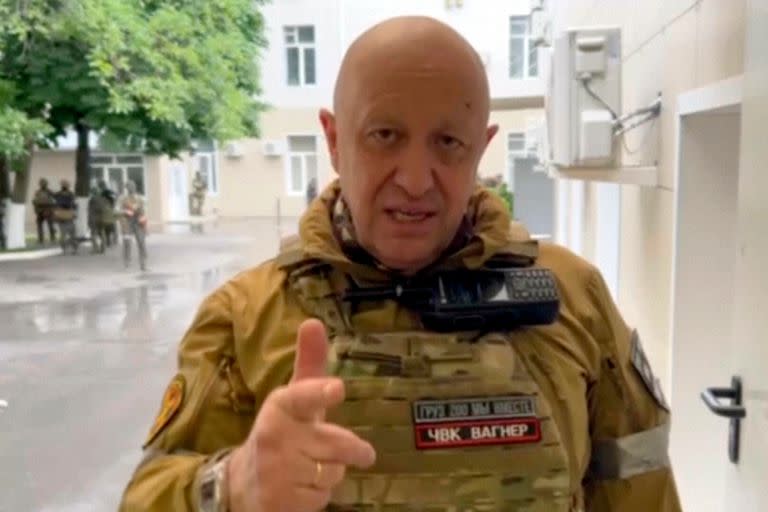 En esta foto tomada de un vídeo difundido por Prigozhin Press Service, Yevgeny Prigozhin, propietario de la empresa militar Wagner Group, graba sus discursos en vídeo en Rostov del Don, Rusia, el sábado 24 de junio de 2023