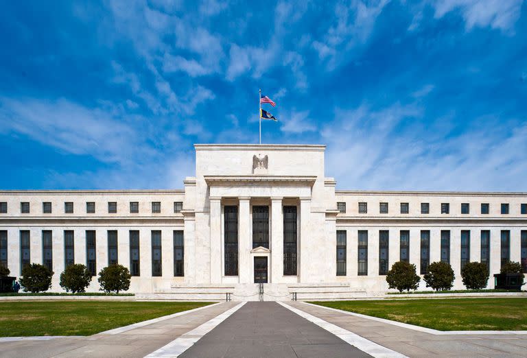 La Reserva Federal de los Estados Unidos advirtió que aún después del cambio de diseño en los dólares, las series previas de la moneda seguirán siendo válidas (En foto: Edificio Eccles de la Reserva Federal de los Estados Unidos (Fed) en Washington)