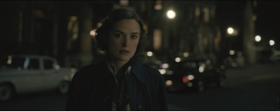 Keira Knightley as Loretta McLaughlin in 20th Century Studios' BOSTON STRANGLER, exclusively on Hulu.  Photo courtesy of 20th Century Studios.  © 2022 20th Century Studios.  All rights reserved.