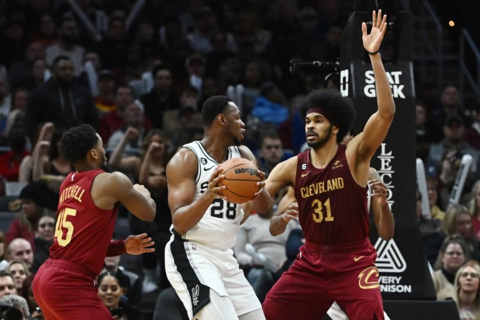 Charles Bassey defended by Jarrett Allen