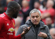 <p>Jose Mourinho tries to explain a plan to Lukaku </p>
