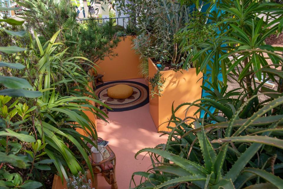 <p><strong>BALCONY GARDEN | Award: SILVER</strong></p><p>The Blue Garden celebrates what is possible in a small space and the joys of being alone in it. The planting wraps entirely around the balcony, creating a fully immersive experience, whilst vivid block colours and vibrant planting aims to uplift.</p>