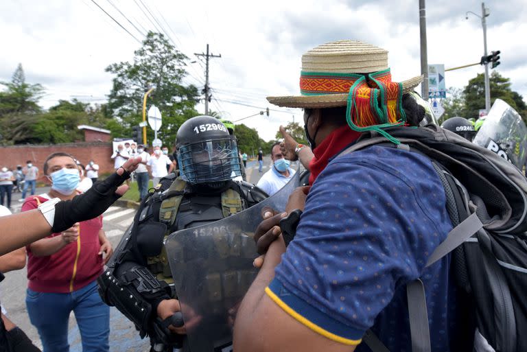 Un momento de tensión durante las protestas en Cali