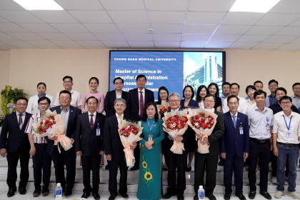 中山醫大於越南芹苴醫藥大學設立醫管碩士班，校長黃建寧（前排右五）帶領校內主管和教師共同出席開班典禮。