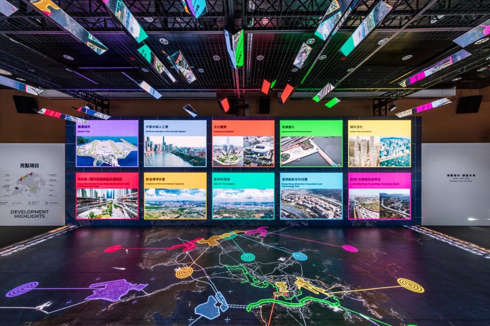 「創建香港新未來」的大型L型LED互動屏幕，設有追蹤感應器，公眾可以踩住屏幕上各個亮點項目顏色圈進行互動，從牆上的LED螢幕了解更多有關項目發展資訊。